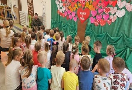 grupa dzieci przedszkolnych podczas spotkania z żołnierzem w ramach akcji "Cała Polska Czyta Dzieciom"