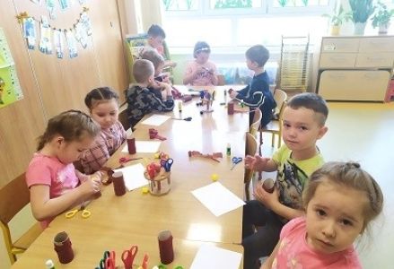 grupa dzieci podczas zajęć technicznych