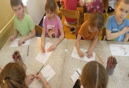 grupa dzieci przedszkolnych  uczestniczy w zajęciach o dinozaurach