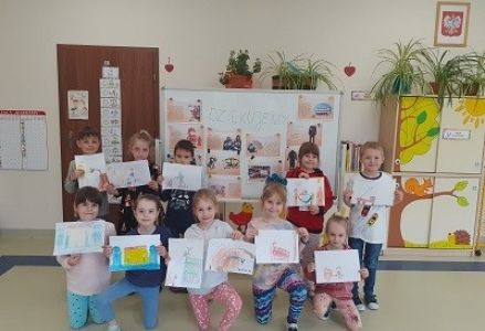 zdjęcie grupowe z laurkami dla strażaków