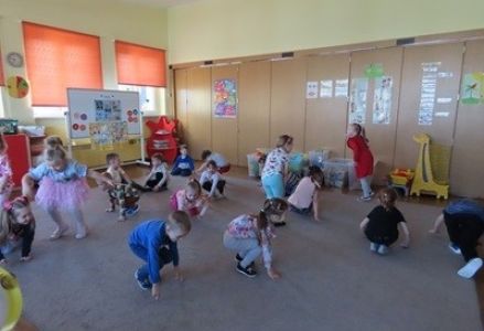 Dzieci z grupy przedszkolnej podczas zabaw z okazji Dnia Wody