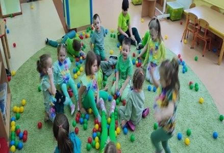 grupa dzieci obchodzacych pierwszy dzień wiosny w przedszkolu