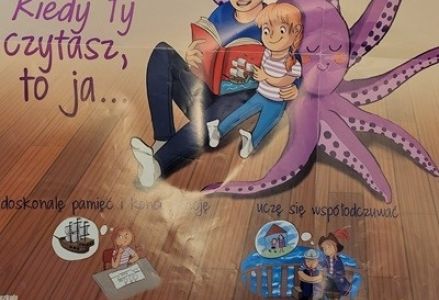 grupa dzieci przedszkolnych podczas zajęć na temat powstawania książek