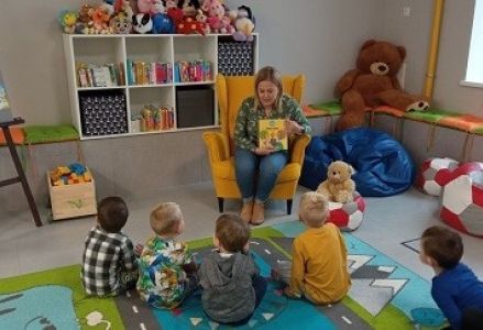 dzieci słuchają biliotekarki