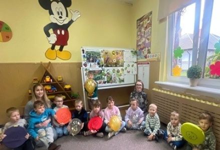 grupa dzieci przedszkolnych podczas warsztatów z psychologiem "W świecie emocji"