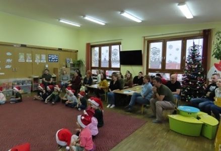 grupa dzieci przedszkolnych podczas zajęć otwartych z rodzicami