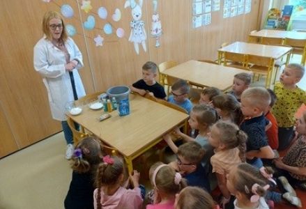 grupa dzieci przedszkolnych podczas zajęć z wykonywania kul kąpielowych