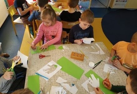dzieci wykonują prace plastyczno-techniczną