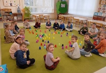 grupa dzieci przedszkolnych podczas zajęć z kodowania