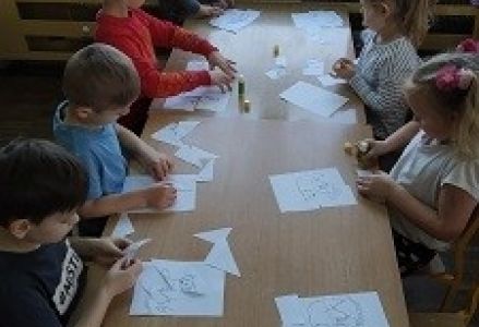 układają puzzle tematyczne