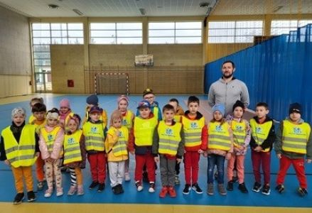 grupa dzieci z przedszkola podczas zajęć gimnastycznych w szkole podstawowej