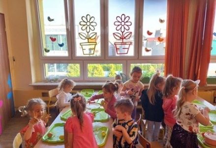 grupa dzieci przedszkolnych podczas wykonywania wielkanocnych ozdób na zajęciach plastycznych