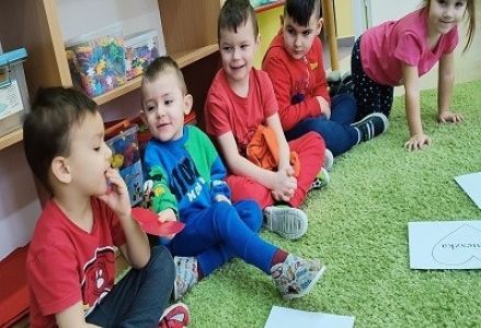 dzieci podczas celebrowania dnia zakochanych
