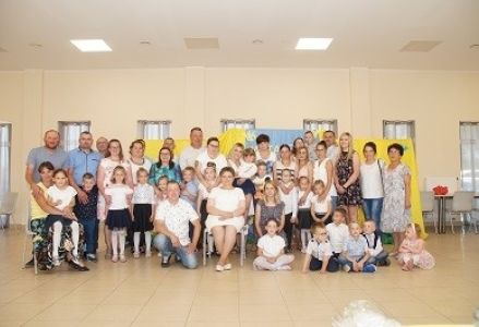 zdjęcie grupowe dzieci z grupy Myszka Miki z rodzicami