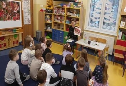 grupa dzieci przedszkolnych podczas zajęć z pielęgniarką na temat higieny jamy ustnej