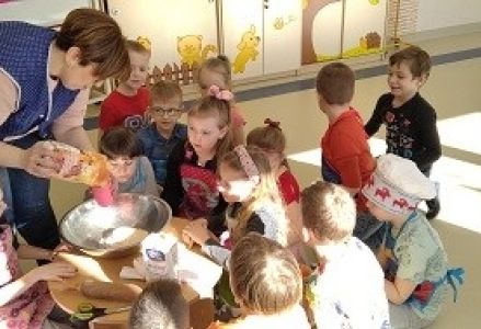 grupa dzieci przygląda się produktom spożywczym
