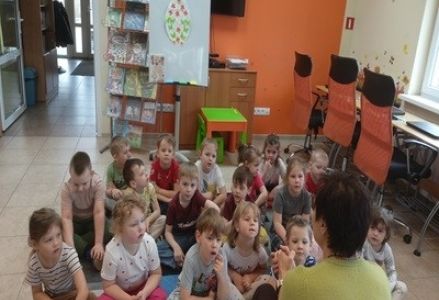 grupa dzieci przedszkolnych podczas wielkanocnego spotkania w bibliotece
