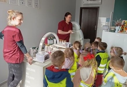 grupa dzieci przedszkolnych podczas wizyty w gabinecie kosmetologa i podologa
