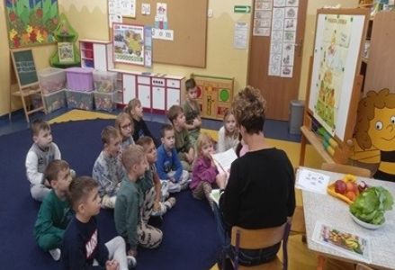 grupa dzieci przedszkolnych podczas zajęć z pielęgniarką na temat zdrowego odżywiania