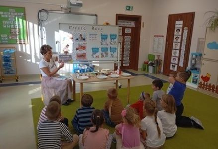 grupa dzieci przedszkolnych podczas zajęć z pielęgniarką dotyczących higieny