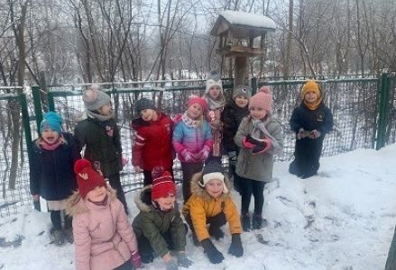 zdjęcie grupowe na śniegu