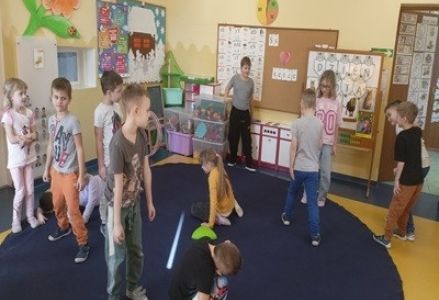 grupa dzieci przedszkolnych podczas zajęć z okazji dnia kota