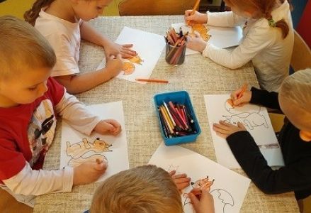 dzieci kolorują kontur wiewiórki