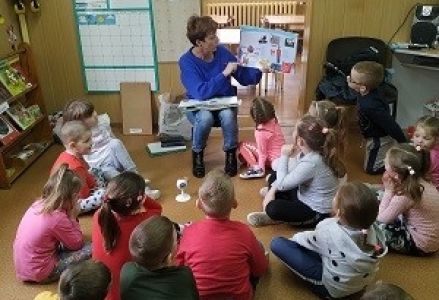 zdjęcie grupowe z pielęgniarką