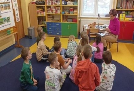 grupa dzieci przedszkolnych podczas zajęć z pielęgniarką dotyczących zmysłów człowieka