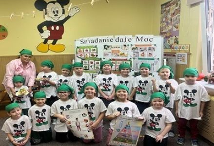 grupa dzieci przedszkolnych podczas brania udziału w akcji Śniadanie Daje Moc