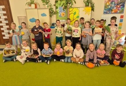 grupa dzieci przedszkolnych podczas zajęć przyrodniczych o jesieni