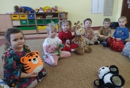 grupa dzieci przedszkolnych podczas zajęć dotyczących zwierząt egzotycznych
