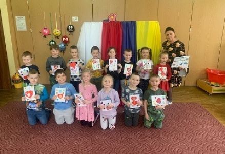 grupowe zdjęcie z laurkami