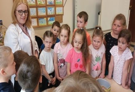 grupa dzieci przedszkolnych podczas zajęć z robienia kul kąpielowych