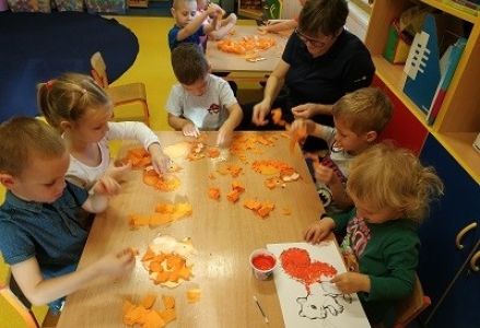 dzieci poznają zwierzęta leśne podczas zajęć