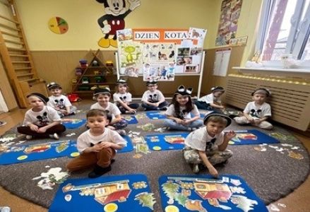 grupa dzieci przedszkolnych podczas obchodów dnia kota