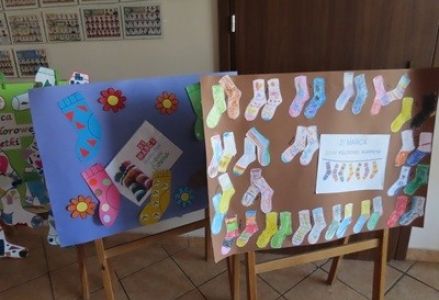 grupa dzieci przedszkolnych podczas obchodów Dnia Kolorowej Skarpetki
