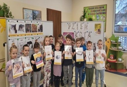 grupa dzieci przedszkolnych podczas zajęć przyrodniczych z okazji Dnia Kota