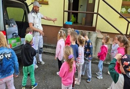 Dzieci z grupy przedszkolnej podczas z tynkarzem, tatą Igi