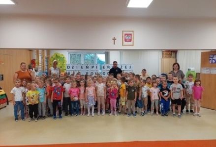 grupa dzieci przedszkolnych podczas spotkania z ratownikiem medycznym w ramach obchodów dnia pierwszej pomocy