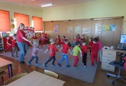 grupa dzieci przedszkolnych podczas zajęć walentynkowych o uczuciach