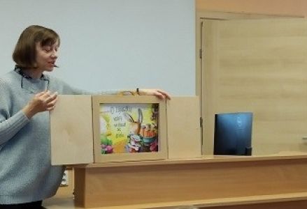 bibliotekarka animuje teatrzyk