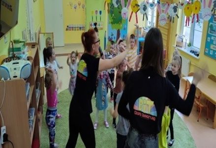 grupa dzieci przedszkolnych podczas warsztatów wielkanocnych z grupą animacyjną i zajączkiem