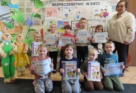 grupa dzieci przedszkolnych podczas rozstrzygnięcia konkursu plastycznego "Bezpieczny przedszkolak w sieci"