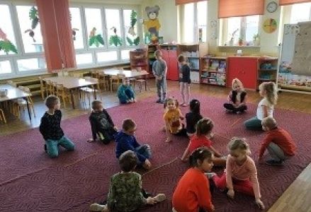 dzieci mierzą sznurkiem