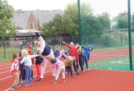 dzieci podczas konkurencji sportowych na boisku lekkoatletycznym
