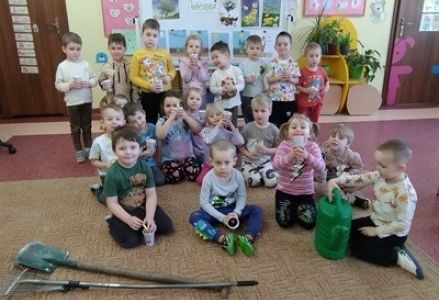 Dzieci z grupy przedszkolnej podczas zakładania wiosennego ogródka