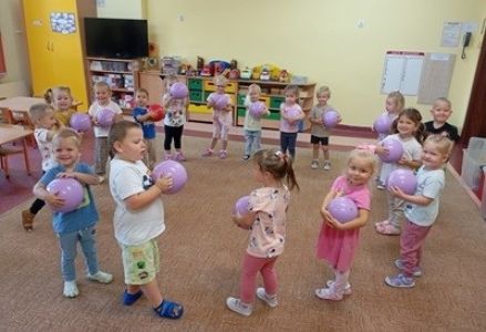grupa dzieci przedszkolnych podczas zabaw ruchowych 2025
