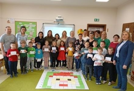 grupa dzieci przedszkolnych podczas jesiennych zajęć otwartych z rodzicami