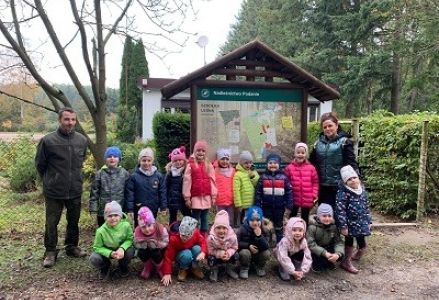 zdjęcie grupowe z leśnikiem